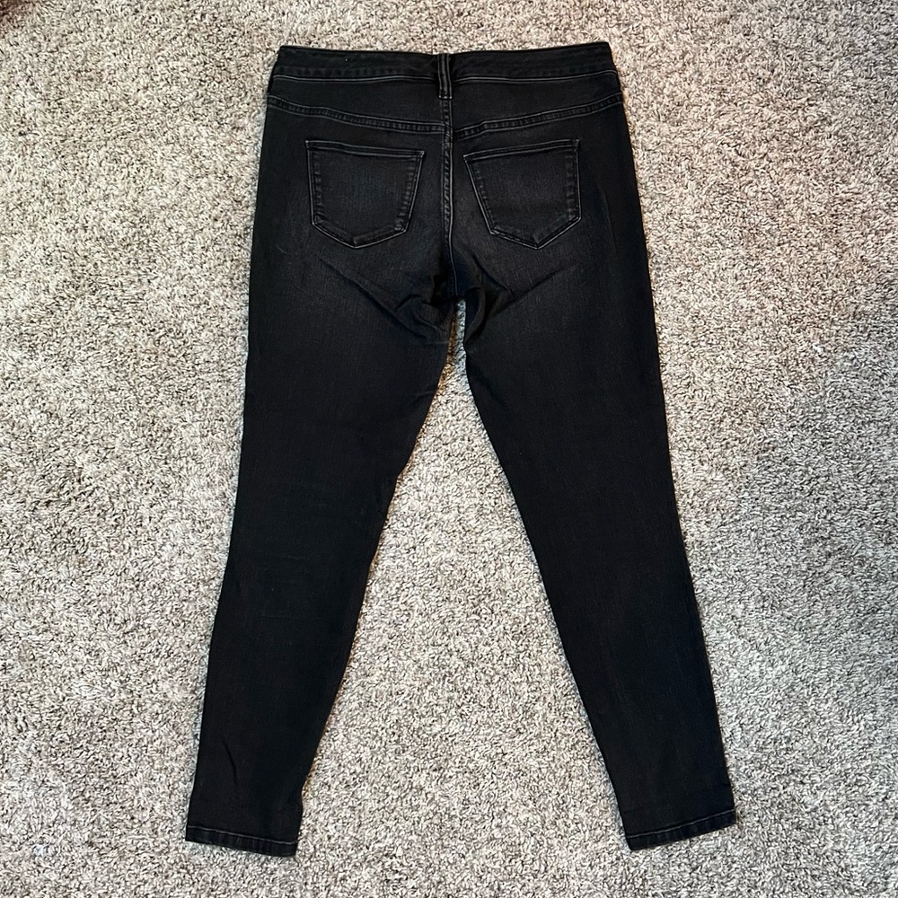 Universal Thread Mid Rise Black Skinny Jeans 🖤 - Picture 3 of 7